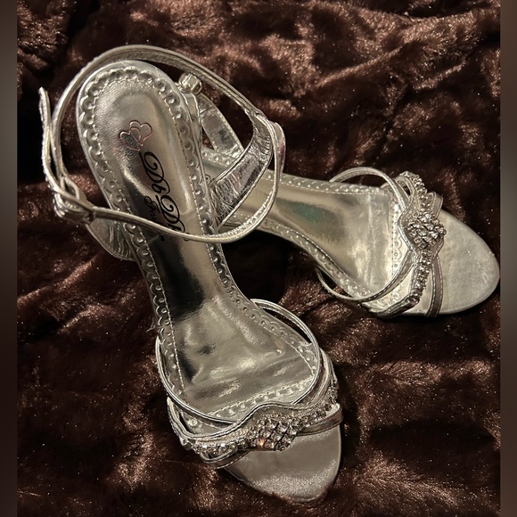 Silver sandals worn once. Excellent condition. Size 8.5. DbDk Fashion. - Picture 2 of 7